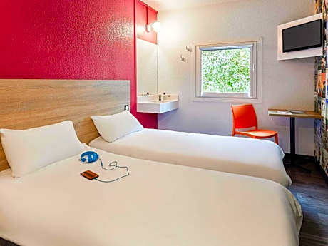 Side-Car Twin Room with Shared Bathroom