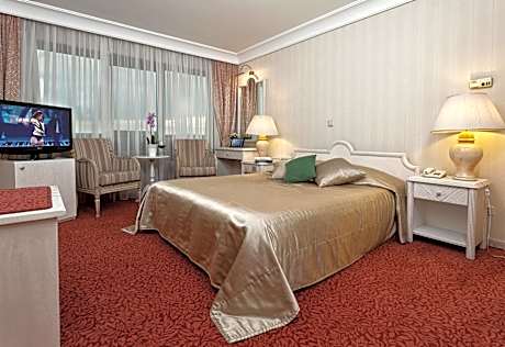 Two-Bedroom Apartment (4 Adults)