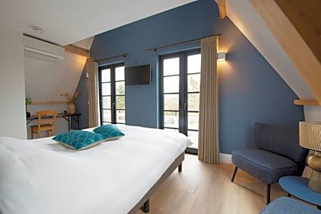 Deluxe Double Room (2 Adults + 1 Child)