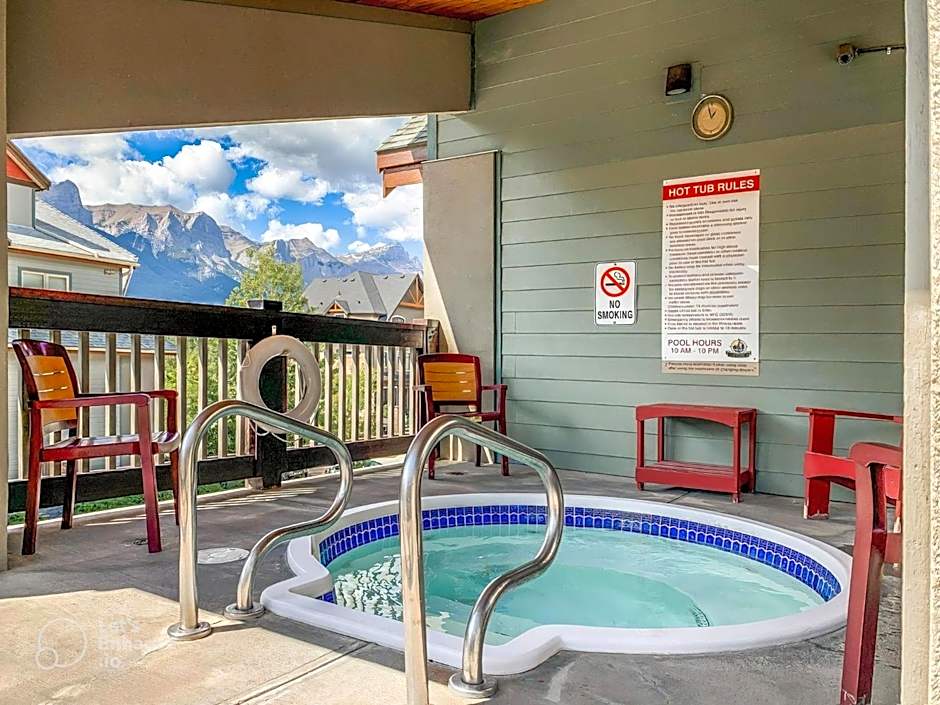 Rocky Mountain Getaway with Outdoor Heated Pool, 3 Hot Tubs, Gym, BBQ, Garage & 24 hour Reception near Banff