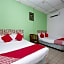 OYO 850 Gold Star Hotel