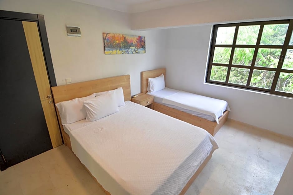 Ados Hotel