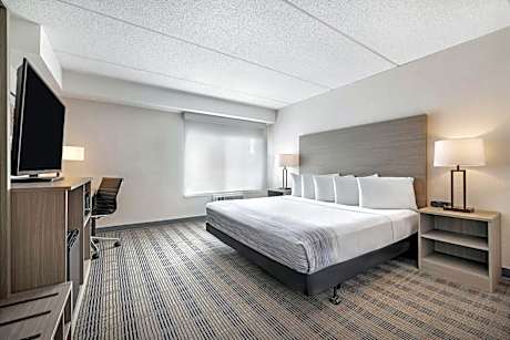 King Room with Roll-In Shower - Mobility Accessible/Non-Smoking