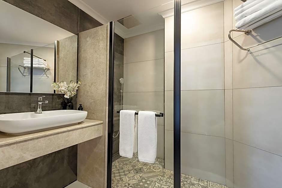 Lilium Hotel & Suites