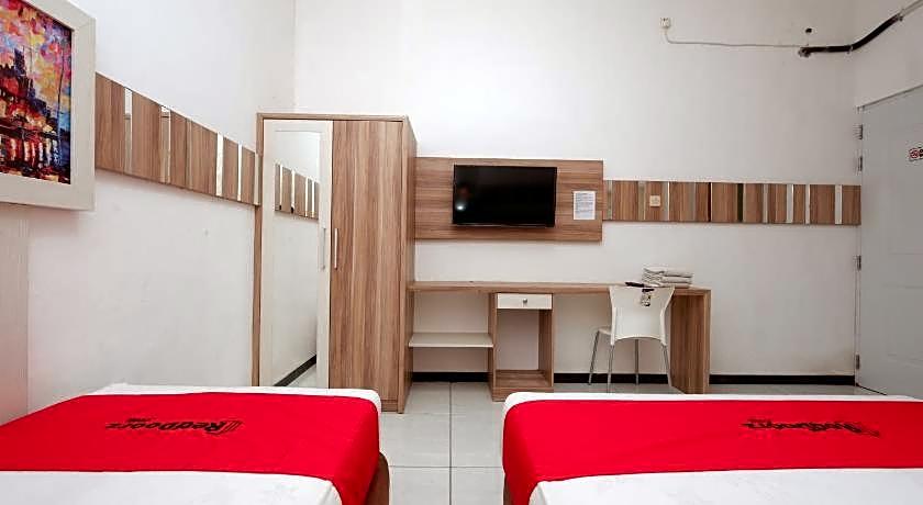 RedDoorz near Plaza Simpang Lima