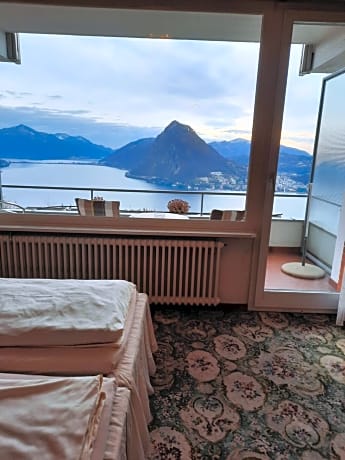Suite with Lake View and Balcony