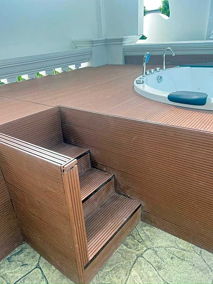 V20 Boutique Jacuzzi Hotel