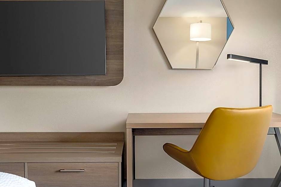 Holiday Inn Express Hotel & Suites Latham By IHG