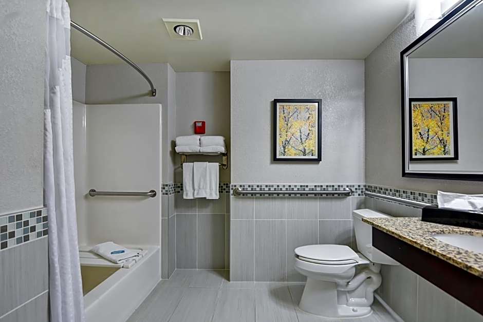 Holiday Inn Express Hotel & Suites Milwaukee-New Berlin By IHG