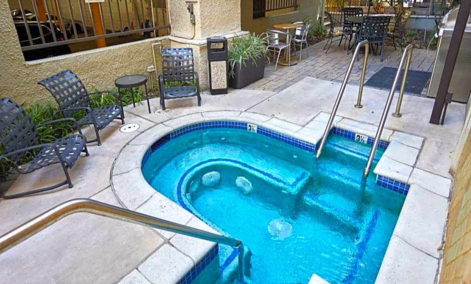 Beverly Hills Glamour Oasis 2 BR Apt with Parking 304