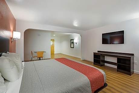 1 King Bed | Mobility Accessible RI Shower Nsmk