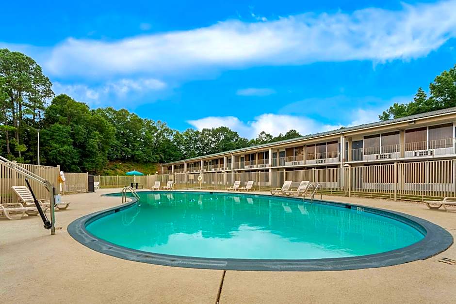 Photo 1 of 27 of Quality Inn Americus