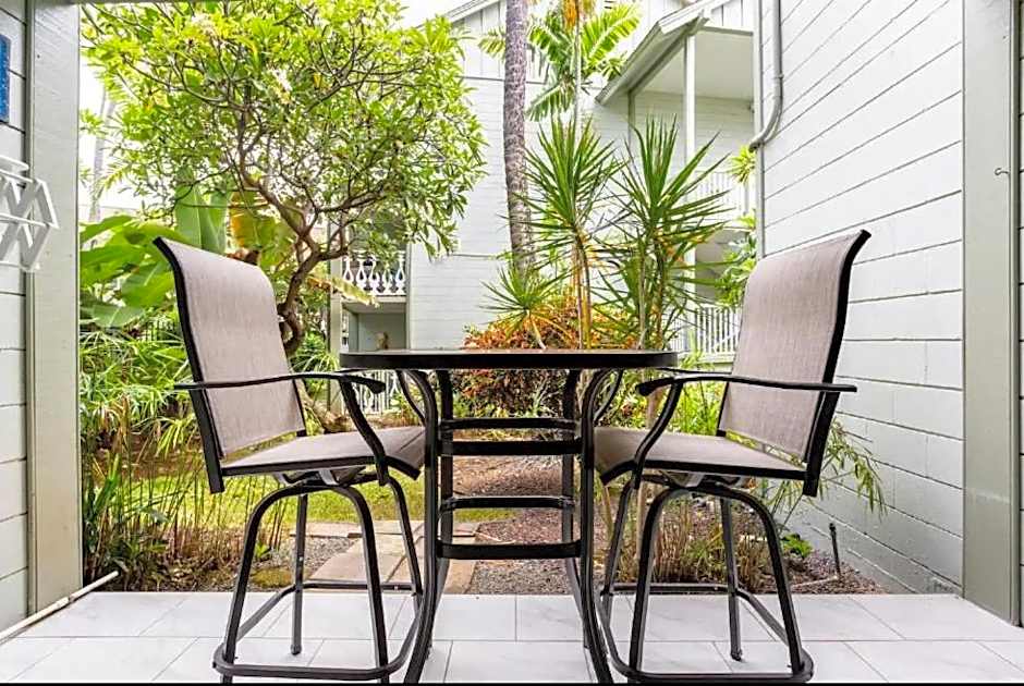 DOWNTOWN Hawaiian Theme Condo with Hot Tub, Pool & Beach - Kona Islander Inn