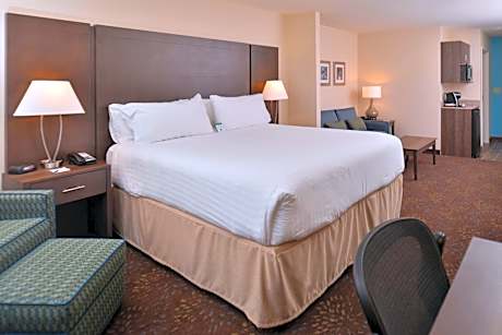 King Suite with Sofa Bed - Hearing Accessible