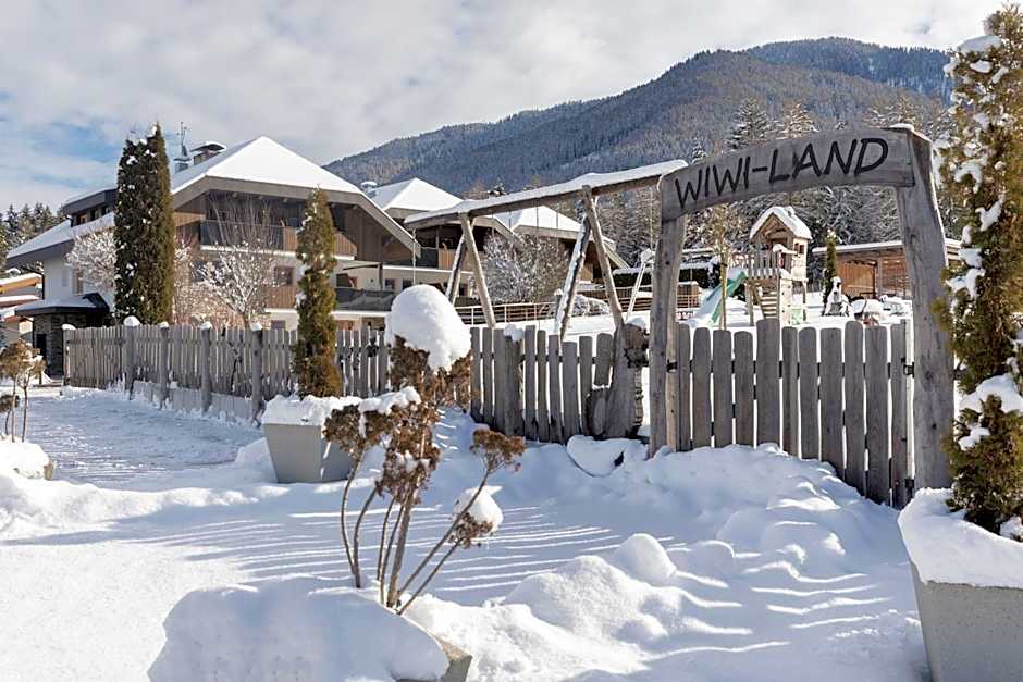 Aparthotel Familiaris - Family Apartments - Pools & Spa in Dolomites