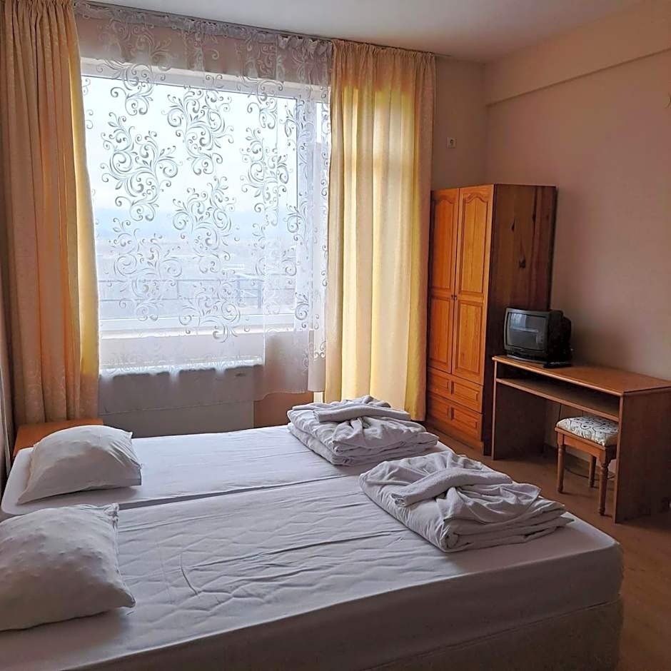 Hotel Seasons 2 – Sunny Beach, WY