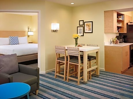 One-Bedroom Queen Suite - Mobility/Hearing Accessible Tub