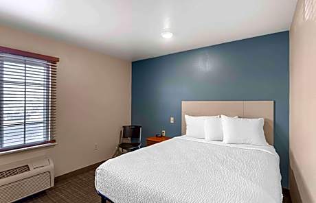 Queen Room with Tub - Accessible/Non Smoking