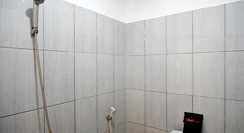 RedDoorz Plus near Stadion Wijaya Kusuma