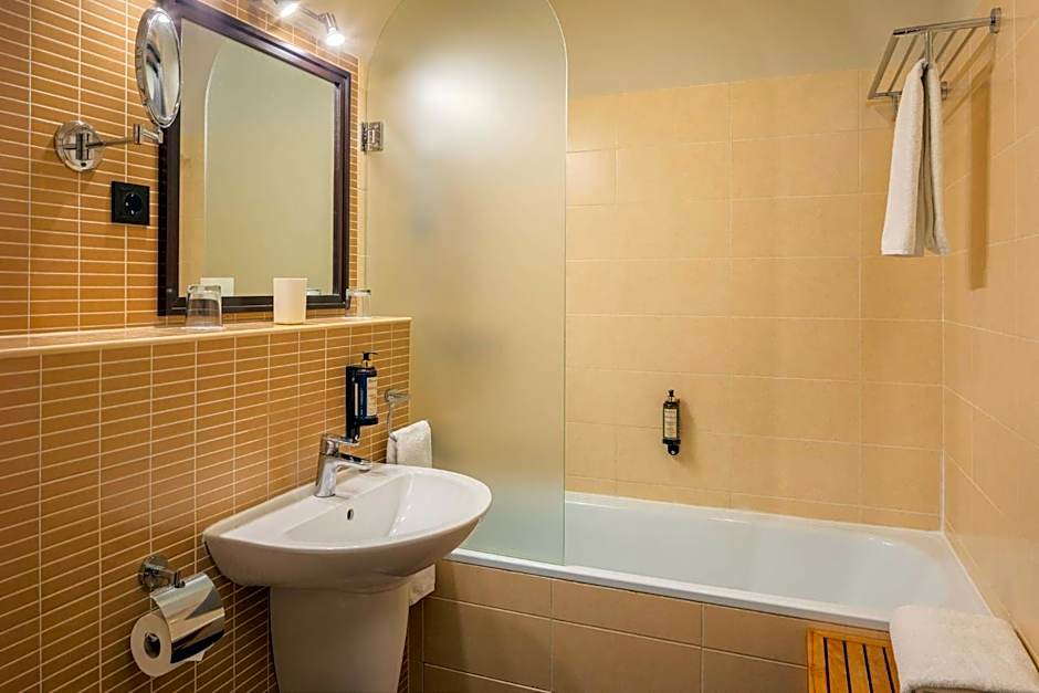 Escala Hotel & Suites