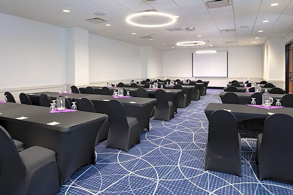 Holiday Inn and Suites Charleston West By IHG