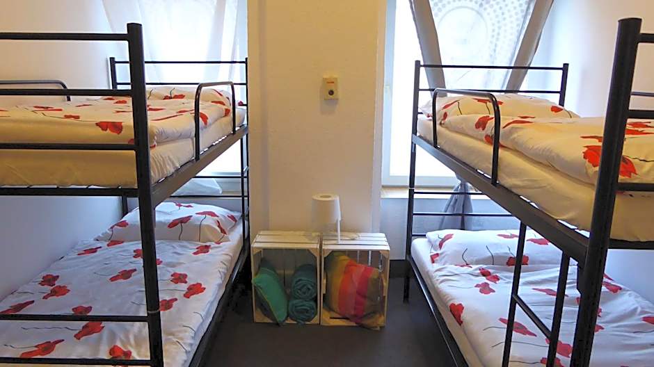 FlyFly Hostel , darmowy parking , rezerwuj przez urządzenia mobilne -10 procent