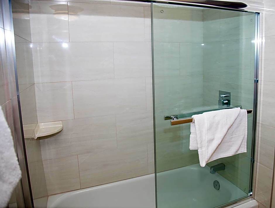 Twin Pine Inn & Suites