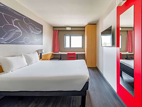 Family Room with 1 double bed and extra bed
