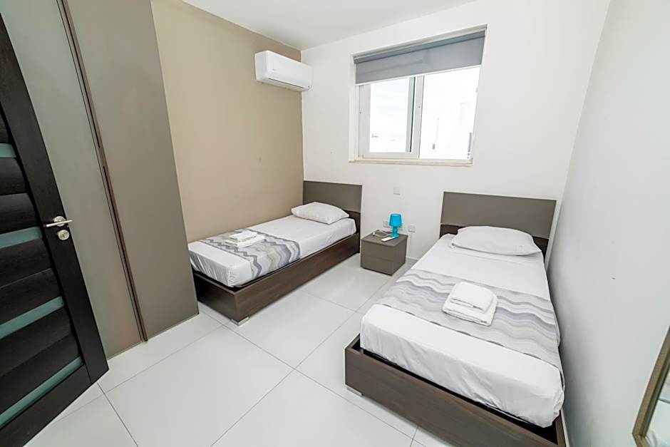 Spacious 2BR Apartment with Terrace - by HostMT