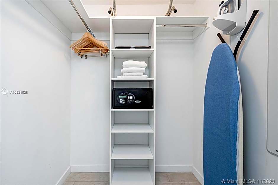 Water View Building With Pool - 5-Min Walk To The Beach - Cozy Studios