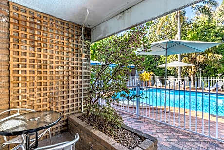 Superior Poolside Queen Room