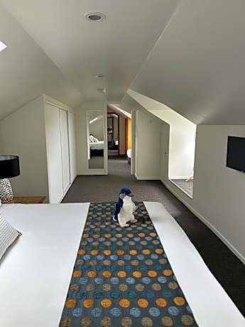 Three-Bedroom Seaview Apartment