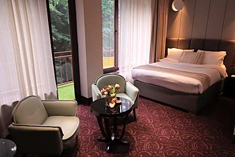 Comfort Queen Room with Balcony and Shower - Non-Smoking