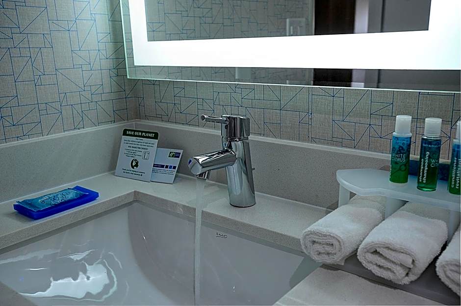 Holiday Inn Express & Suites Toronto Airport West By IHG