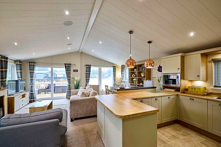 Heathery Lodge with Hot Tub