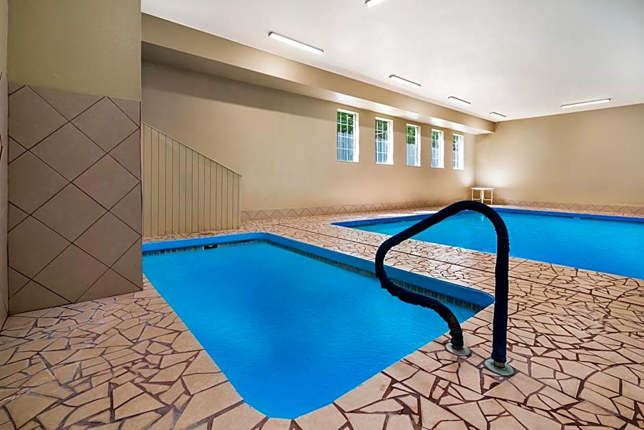 SureStay Plus by Best Western Topeka Northwest