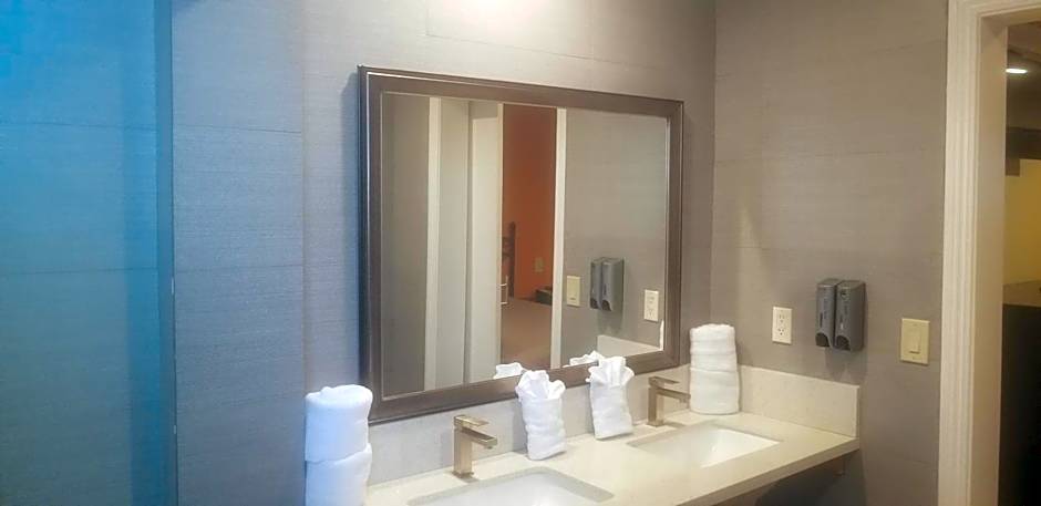 Le Blanc Inn & Suites