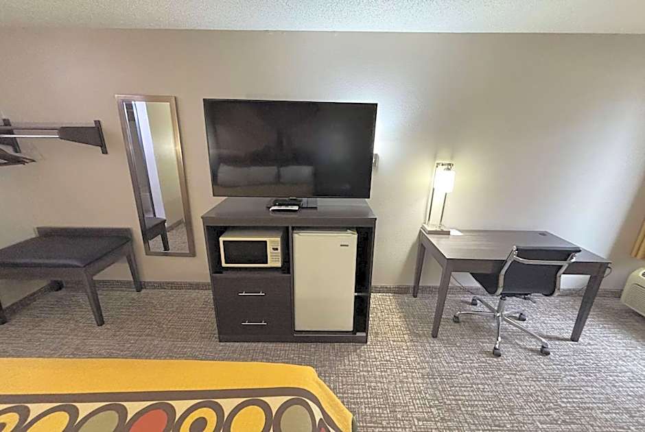 Super 8 by Wyndham Marshall