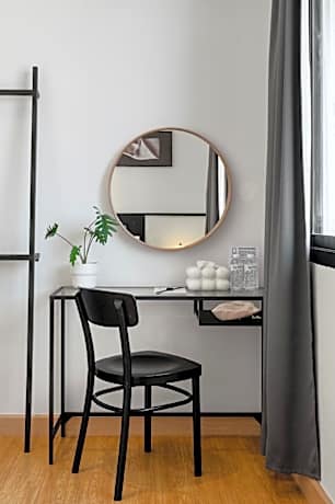 Standard - 1 Queen Bed