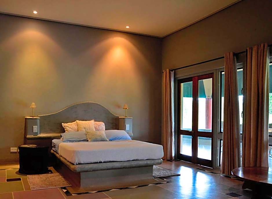 Tingala Lodge - Bed in the Bush