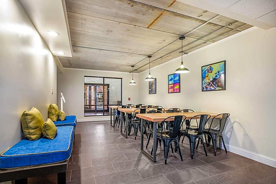 Clarion Pointe Richmond North Near University