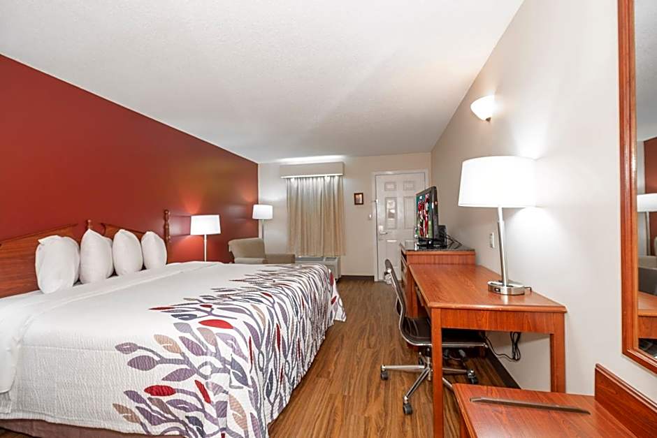 Red Roof Inn & Suites Calhoun