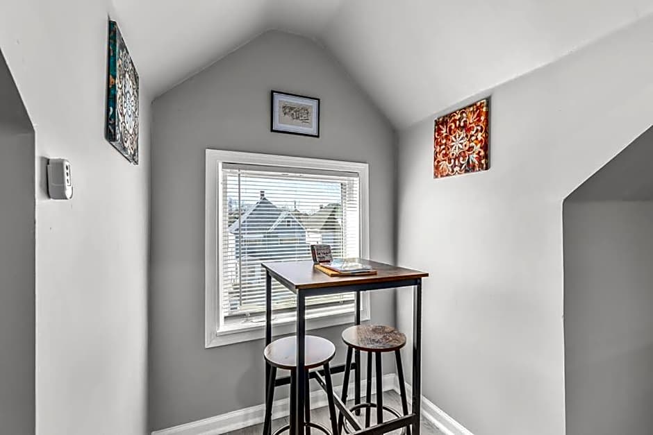 3rd Story Loft Islandview Pets Included with Free Parking!