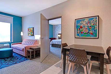 1Queen Mobilty/Hearing Access Ri Shwr Ste Ns