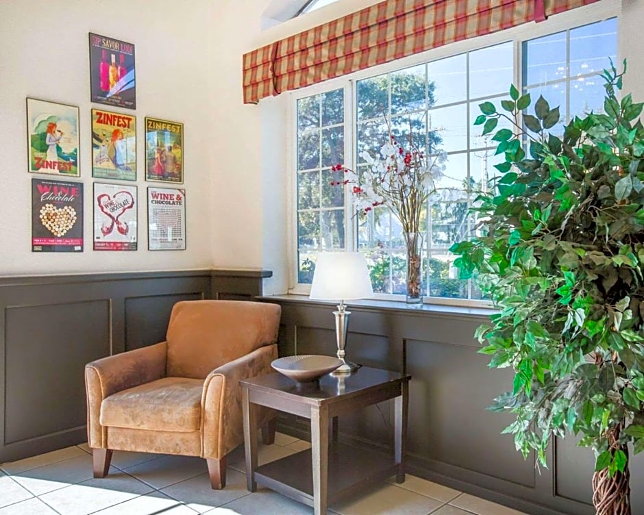 Econo Lodge Inn & Suites Wine Country