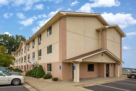 Super 8 by Wyndham Dumfries/Quantico