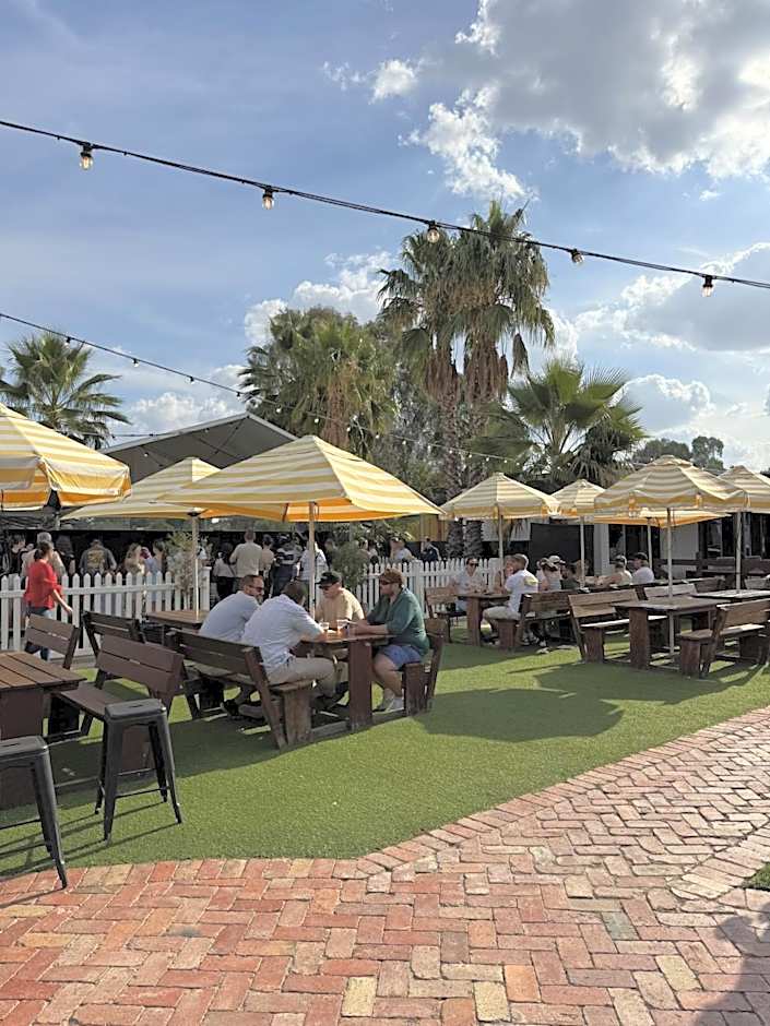 Palm and Pawn Motor Inn