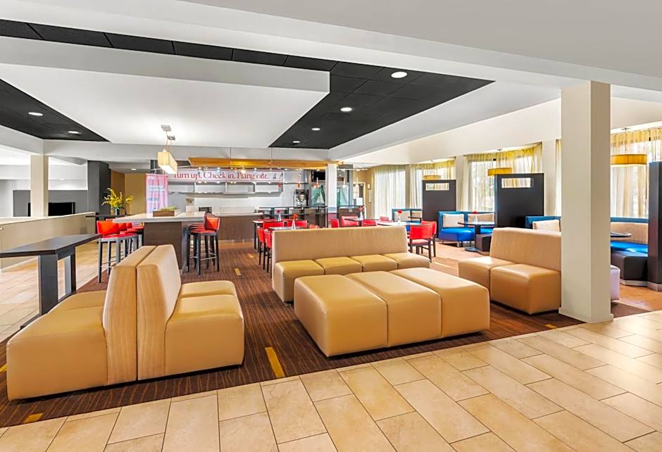 Super 8 by Wyndham Dallas Love Field Airport