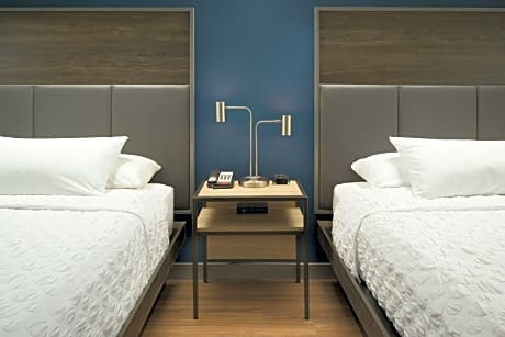 2 Queen Mobility Accessible W/Bathtub