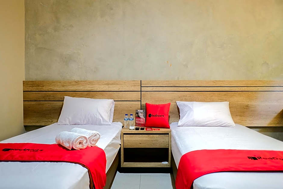 RedDoorz near Trans Studio Mall Cibubur 3